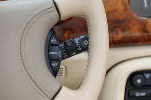 Image 17/50 de Jaguar XK8 4.0 (1997)