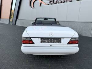 Image 7/36 of Mercedes-Benz E 200 (1994)