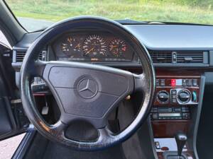 Image 12/24 of Mercedes-Benz E 320 T (1996)
