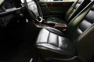 Bild 22/35 von Mercedes-Benz E 320 (1993)