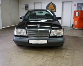 Bild 4/35 von Mercedes-Benz E 320 (1993)