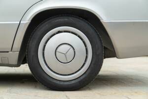 Image 13/50 of Mercedes-Benz 190 E 1.8 (1991)
