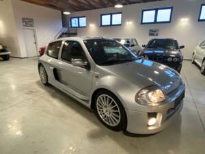 Immagine 9/43 di Renault Clio II V6 (2001)