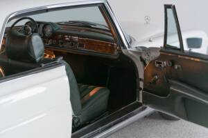 Image 29/38 of Mercedes-Benz 280 SE 3,5 (1970)