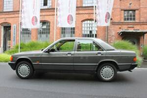 Image 5/27 of Mercedes-Benz 190 E (1987)