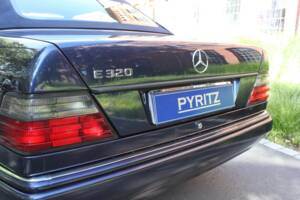 Image 18/21 of Mercedes-Benz E 320 (1995)
