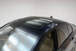 Image 18/24 of BMW 550i (2012)