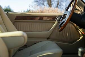 Image 24/50 of Mercedes-Benz 200 CE (1992)