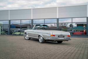 Image 8/30 of Mercedes-Benz 280 SE 3,5 (1969)