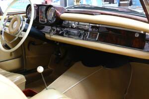 Bild 23/39 von Mercedes-Benz 220 SE b (1964)