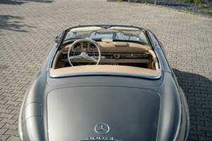 Image 26/38 of Mercedes-Benz 300 SL Roadster (1961)