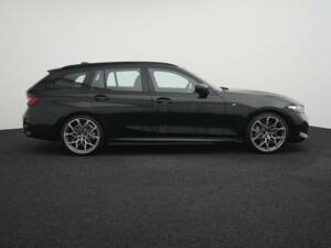Image 11/50 of BMW 330i xDrive Touring (2025)