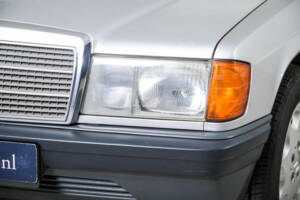 Image 21/50 of Mercedes-Benz 190 E (1986)