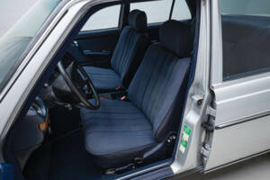 Image 10/25 of Mercedes-Benz 300 D (1985)