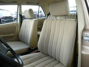 Image 10/19 of Mercedes-Benz 200 (1983)