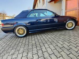 Bild 6/8 von BMW 328i (1999)
