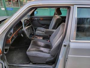 Image 13/30 of Mercedes-Benz 500 SEL (1985)