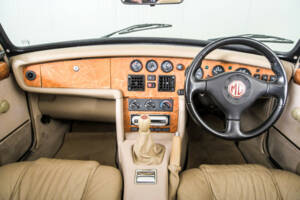 Image 7/50 of MG RV8 (1991)