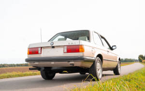 Image 13/80 of BMW 320i (1983)