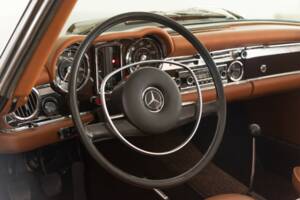 Image 24/30 of Mercedes-Benz 280 SL (1970)