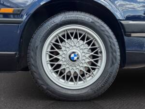 Image 19/27 of BMW 320i (1990)