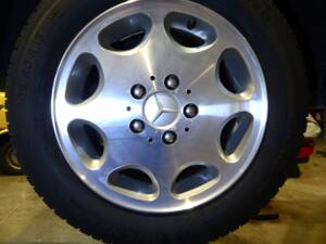 Image 67/83 de Mercedes-Benz E 220 (1996)