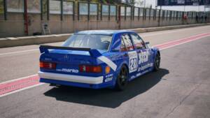 Image 2/16 de Mercedes-Benz 190 E 2.5-16 (1988)