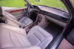 Bild 12/30 von Mercedes-Benz 300 CE (1992)