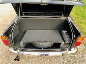 Image 18/25 of Triumph TR 250 (1968)