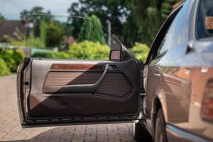 Immagine 20/73 di Mercedes-Benz 300 CE (1991)
