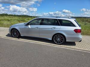 Immagine 3/11 di Mercedes-Benz E 63 S AMG 4MATIC T (2013)