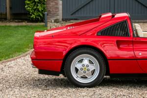 Afbeelding 17/49 van Ferrari 328 GTS (1989)