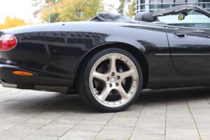 Immagine 8/45 di Jaguar XKR (2001)