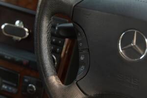 Image 33/50 of Mercedes-Benz CL 500 (2002)