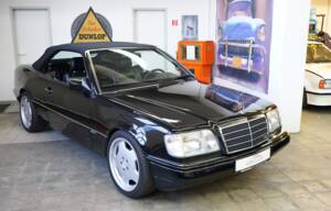 Image 2/36 of Mercedes-Benz E 320 (1995)