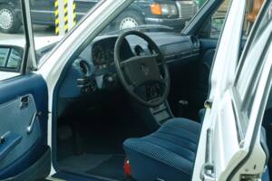 Bild 17/50 von Mercedes-Benz 230 (1977)
