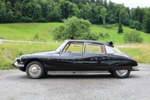 Image 2/37 of Citroën ID 19 (1964)