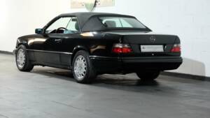 Image 18/30 de Mercedes-Benz E 220 (1995)