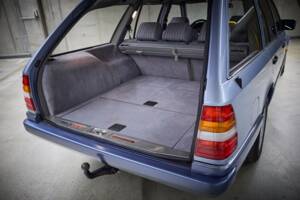 Image 70/100 of Mercedes-Benz 230 TE (1990)