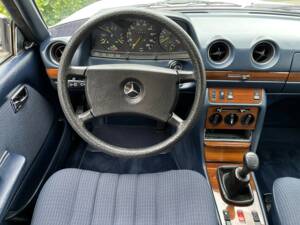 Image 19/24 de Mercedes-Benz 230 CE (1985)