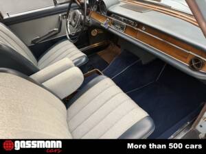 Image 13/15 of Mercedes-Benz 250 S (1966)