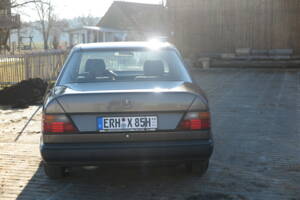 Image 26/92 de Mercedes-Benz 200 D (1989)