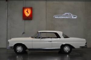 Image 16/61 de Mercedes-Benz 250 SE (1966)