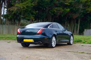 Image 22/50 of Jaguar XJ 5.0 (2010)