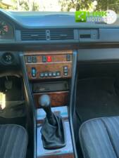 Image 31/48 of Mercedes-Benz E 200 (1991)