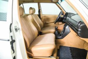 Image 12/50 of Mercedes-Benz 300 D (1980)
