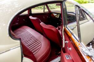 Image 38/50 de Jaguar Mk II 2.4 (1967)