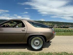 Image 19/21 of Porsche 928 S (1982)
