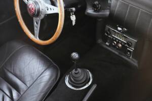 Image 38/41 of MG MGC (1969)