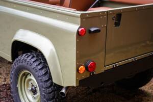 Bild 20/47 von Land Rover 90 (1990)